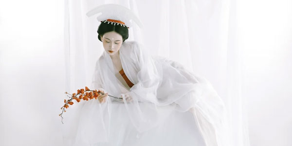 Can You Freely Wear White Hanfu in China?