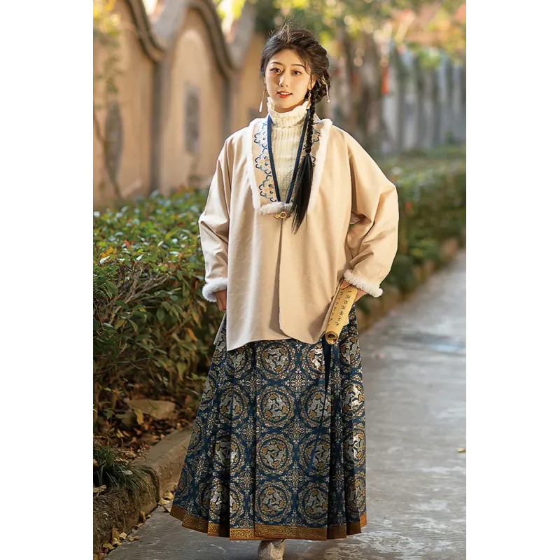 Three Rabbits 三兔共耳 - Ming Dynasty Hanfu Coat  & Ma Mian Skirt Set